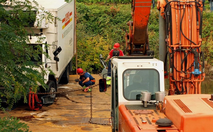 LKW faehrt in den Rhein Langel Hitdorf Faehre P374.JPG